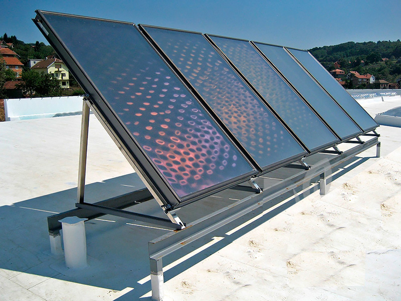 Встановлення сонячних панелей на даху з плоскою покрівлею