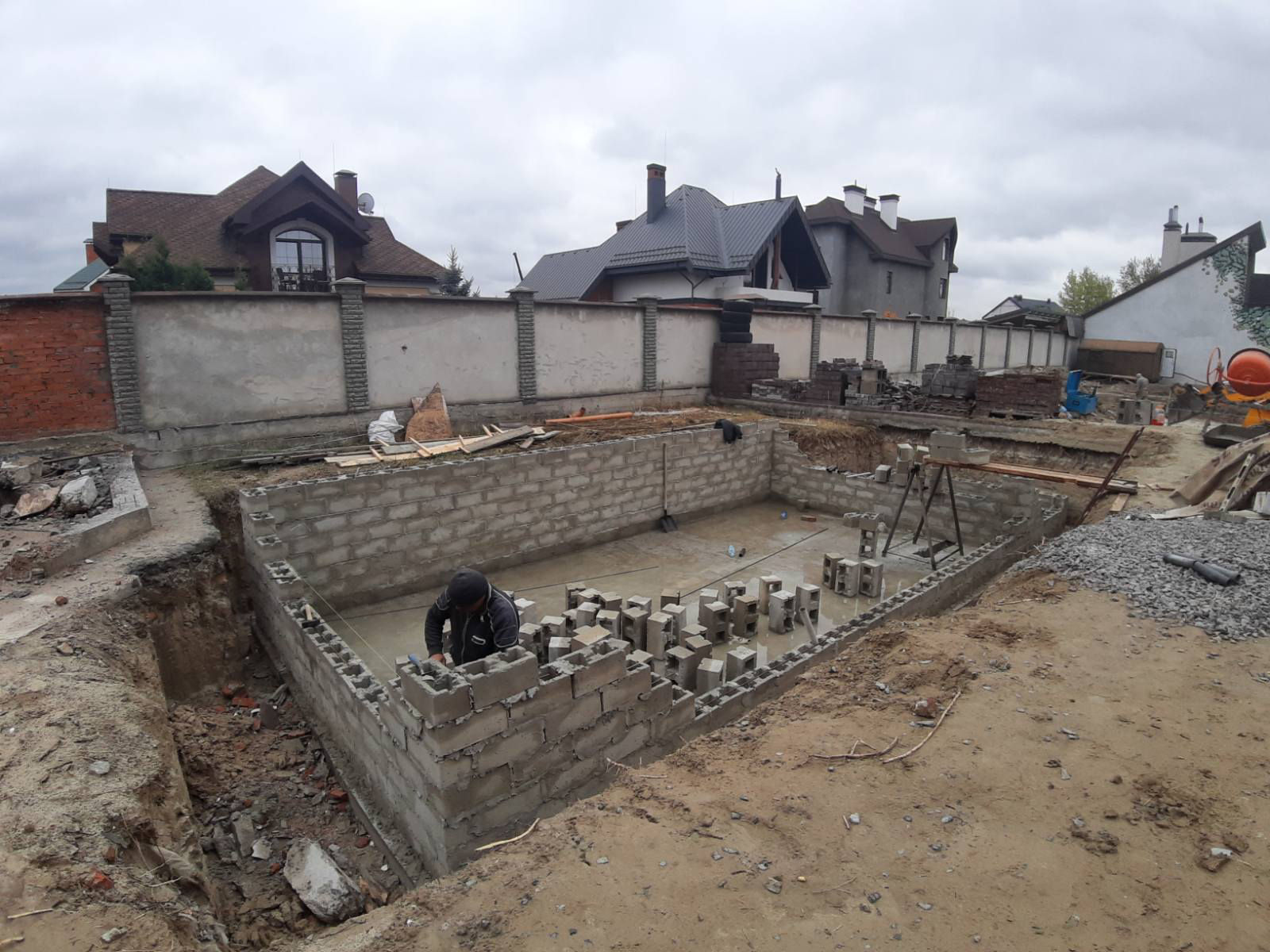 Будівництво басейну з будівельних блоків стінових